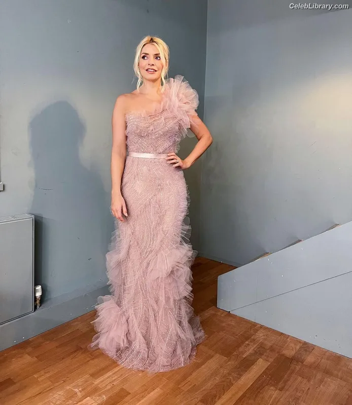 Holly Willoughby photo 6 of 931