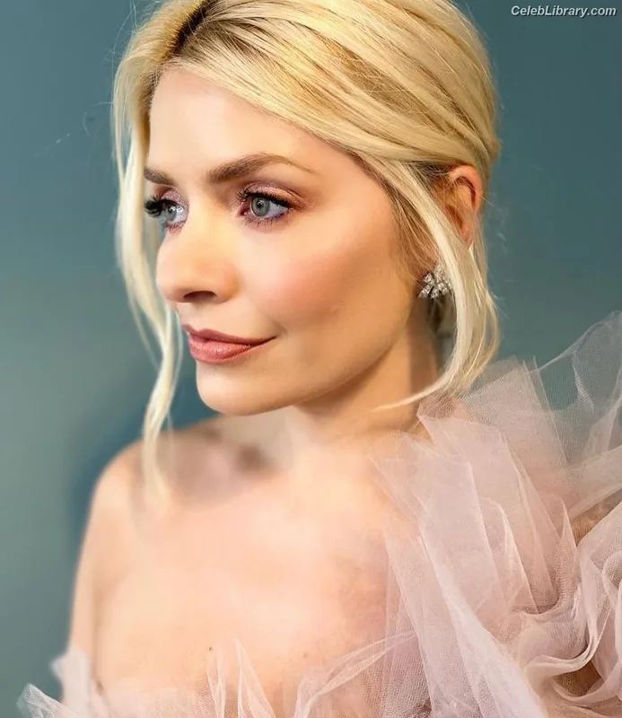 Holly Willoughby photo 7 of 931