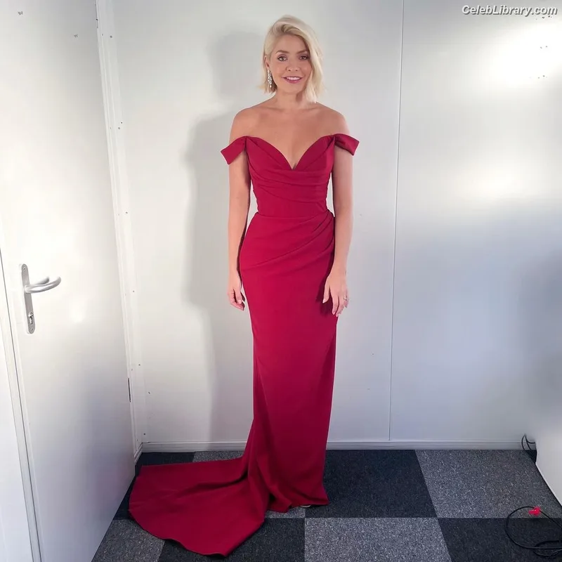 Holly Willoughby photo 8 of 931