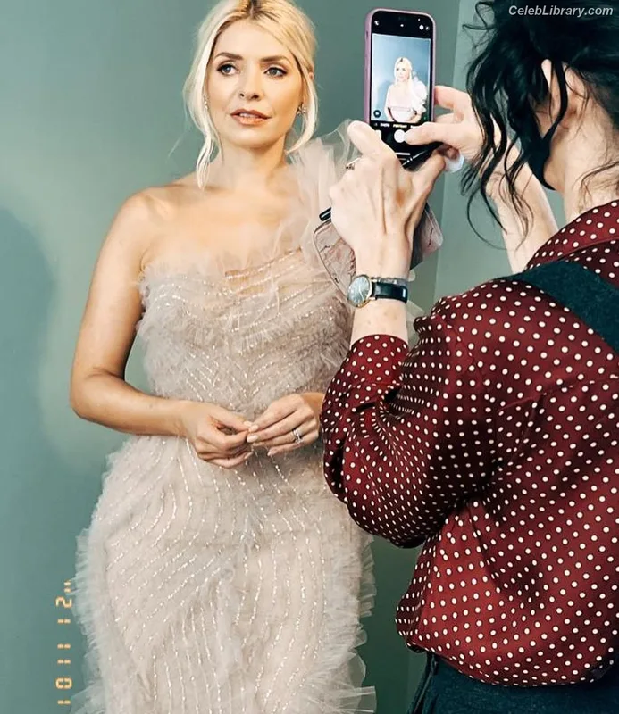 Holly Willoughby photo 9 of 931