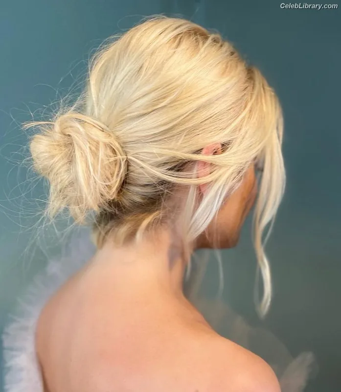 Holly Willoughby photo 10 of 931