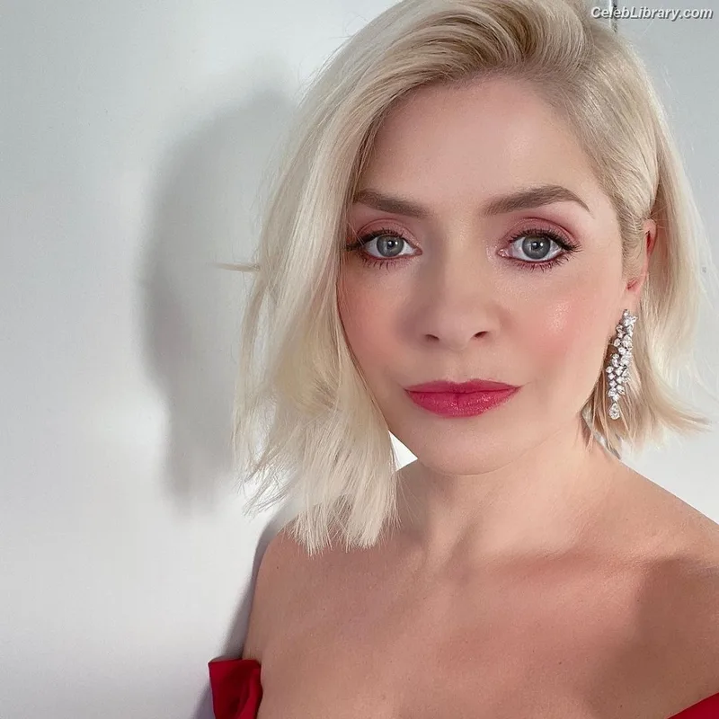 Holly Willoughby photo 11 of 931