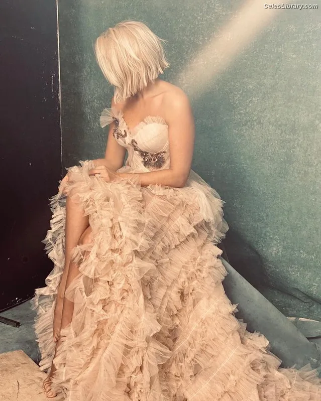 Holly Willoughby photo 14 of 931