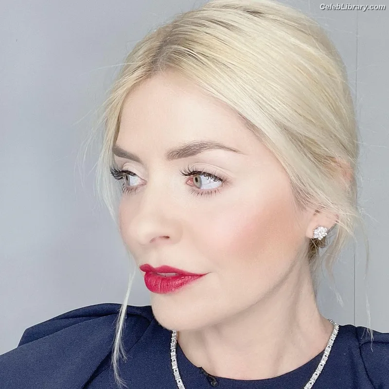 Holly Willoughby photo 15 of 931