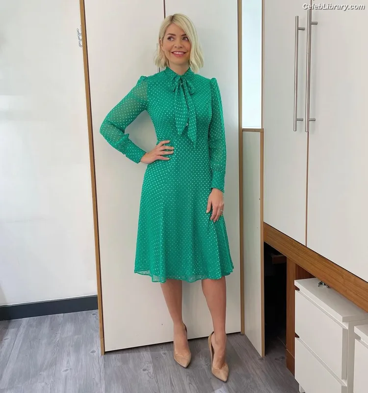 Holly Willoughby photo 17 of 931