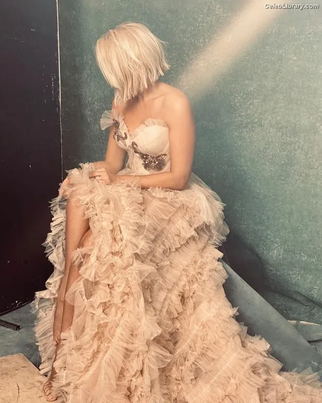 Holly Willoughby photo 18 of 931