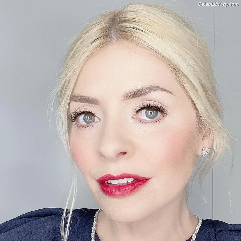Holly Willoughby photo 19 of 931