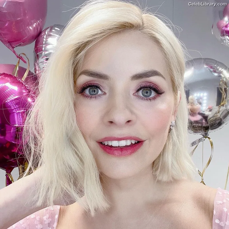 Holly Willoughby photo 21 of 931