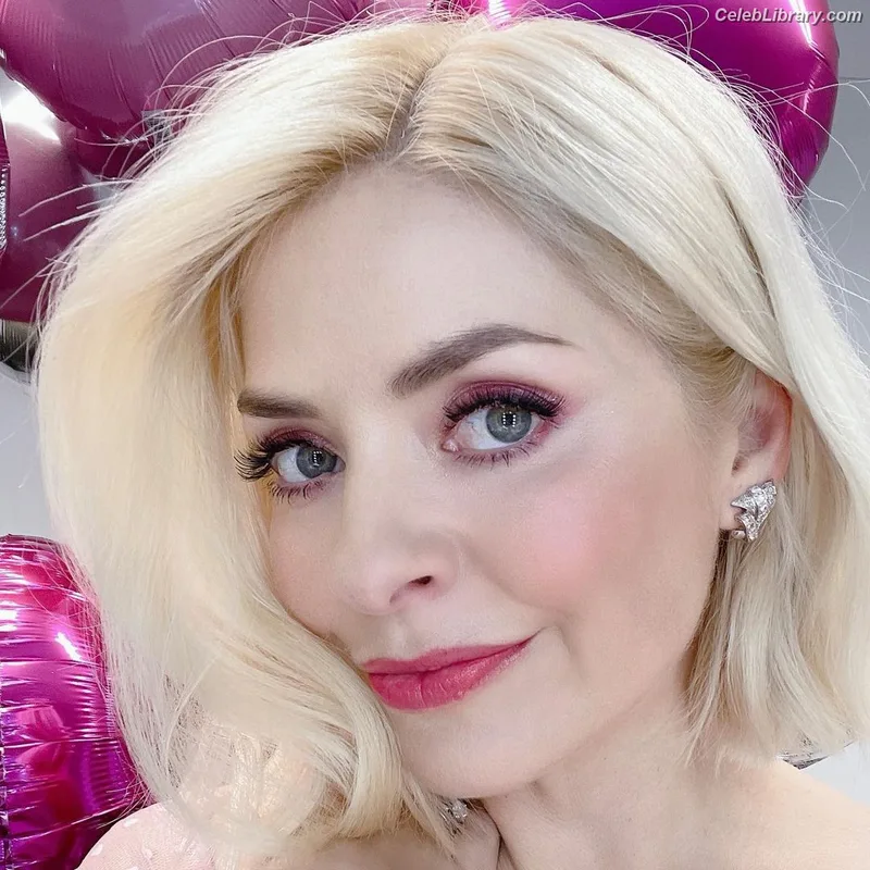 Holly Willoughby photo 23 of 931