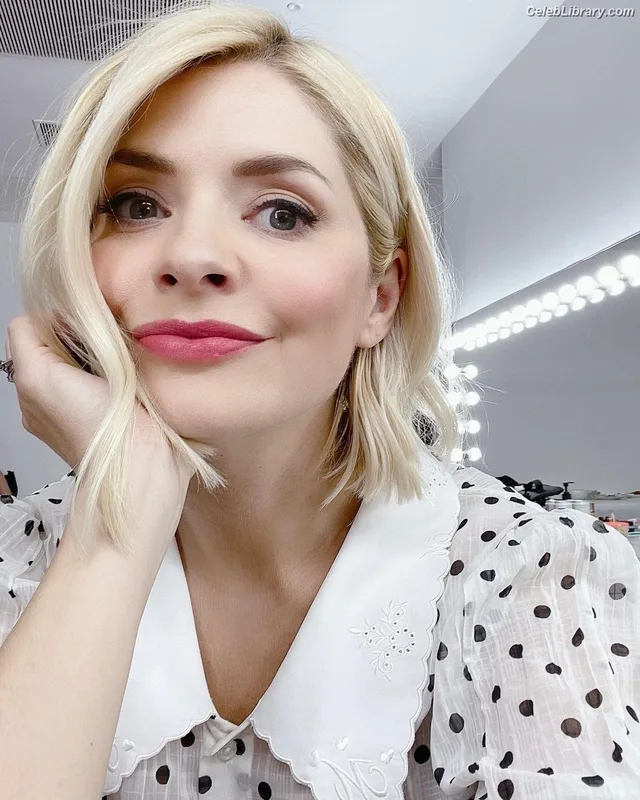 Holly Willoughby photo 2 of 931