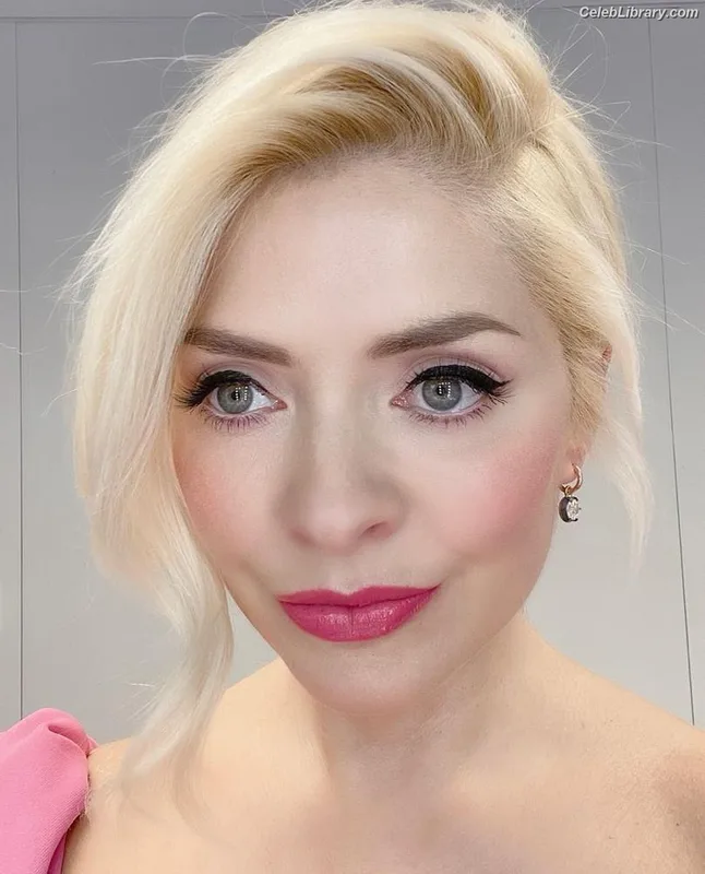 Holly Willoughby photo 4 of 931