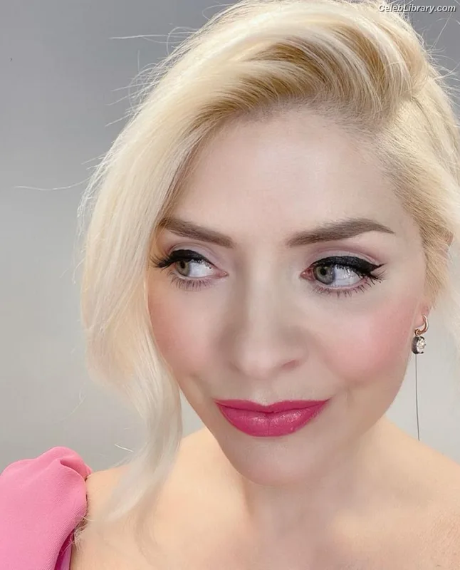 Holly Willoughby photo 6 of 931