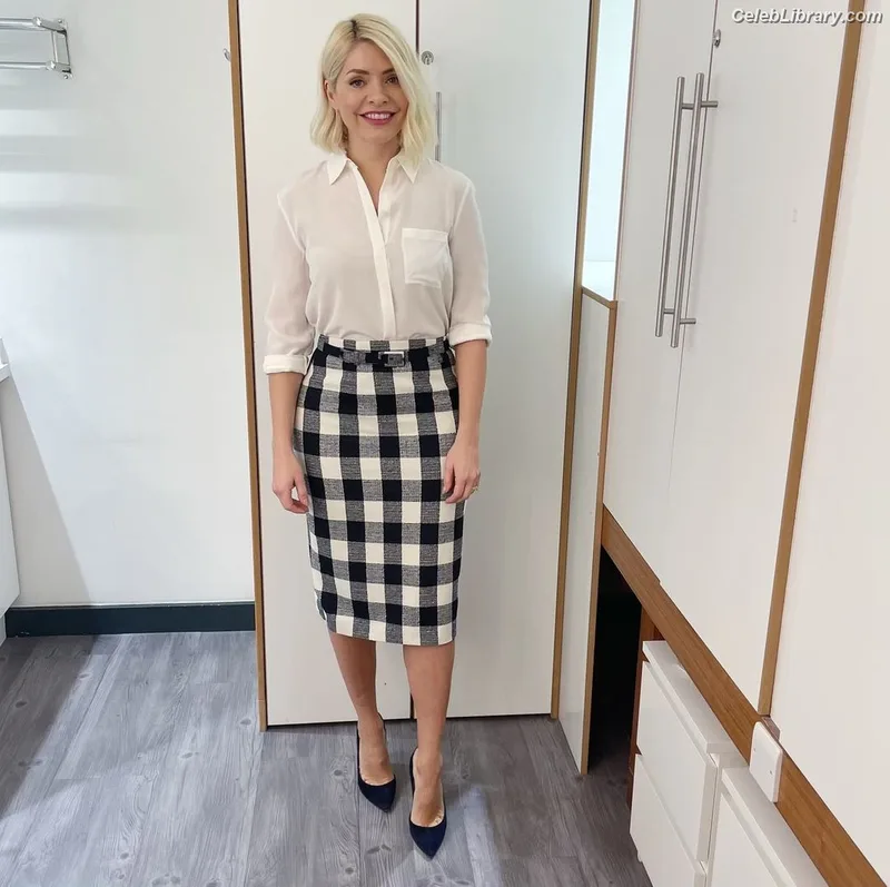 Holly Willoughby photo 10 of 931
