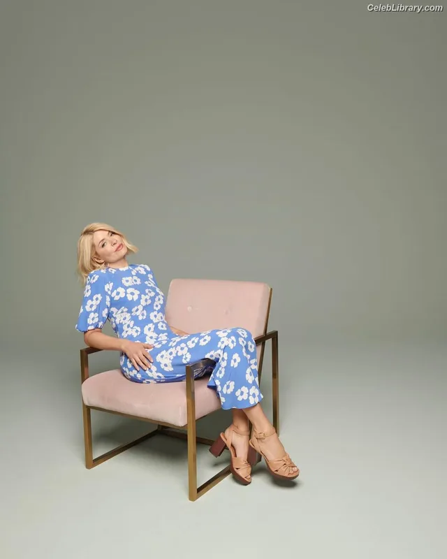 Holly Willoughby photo 12 of 931