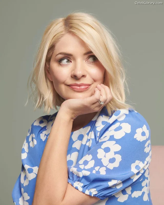 Holly Willoughby photo 13 of 931