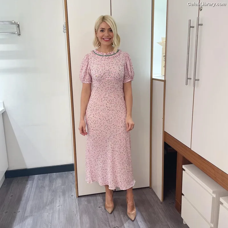 Holly Willoughby photo 14 of 931