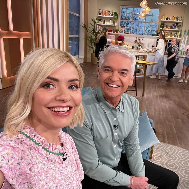 Holly Willoughby photo 15 of 931
