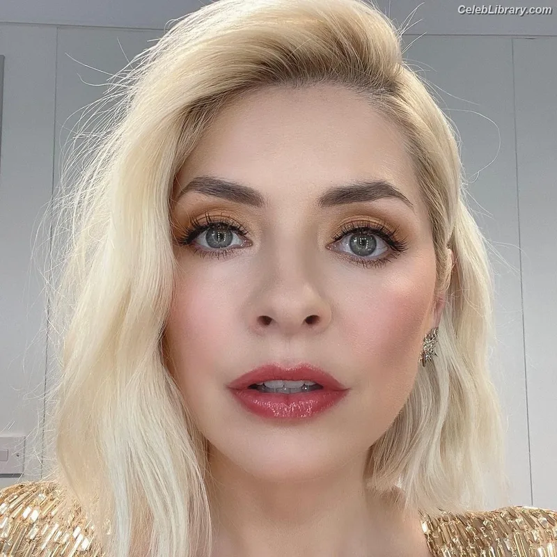 Holly Willoughby photo 17 of 931