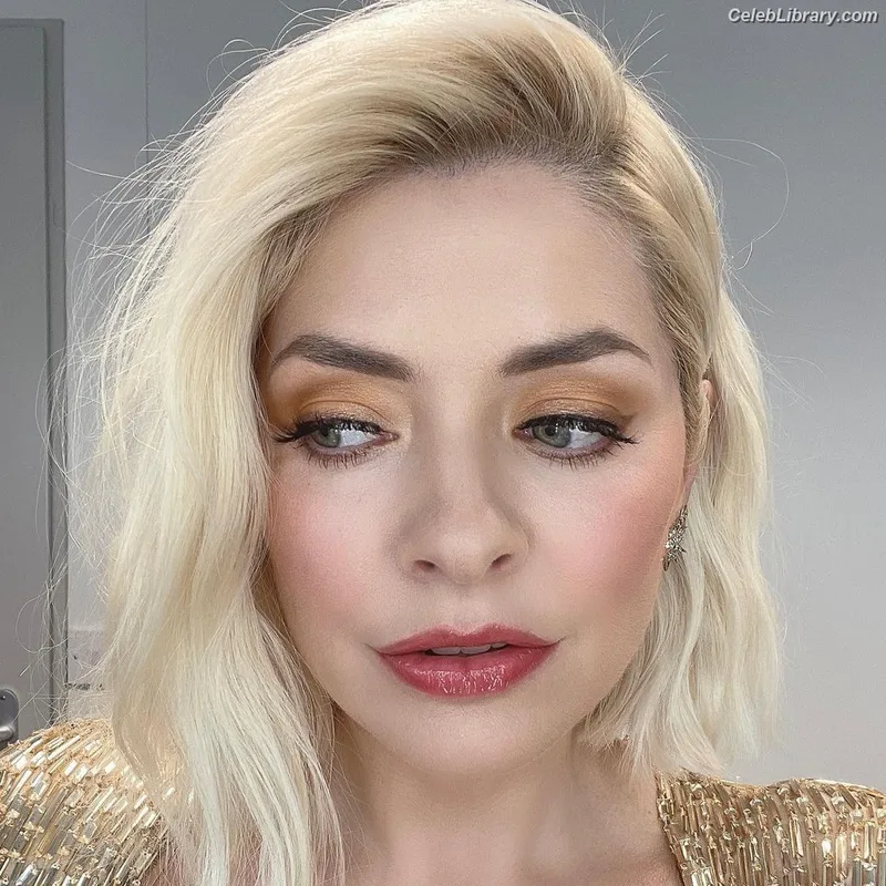 Holly Willoughby photo 18 of 931