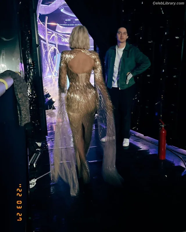Holly Willoughby photo 19 of 931