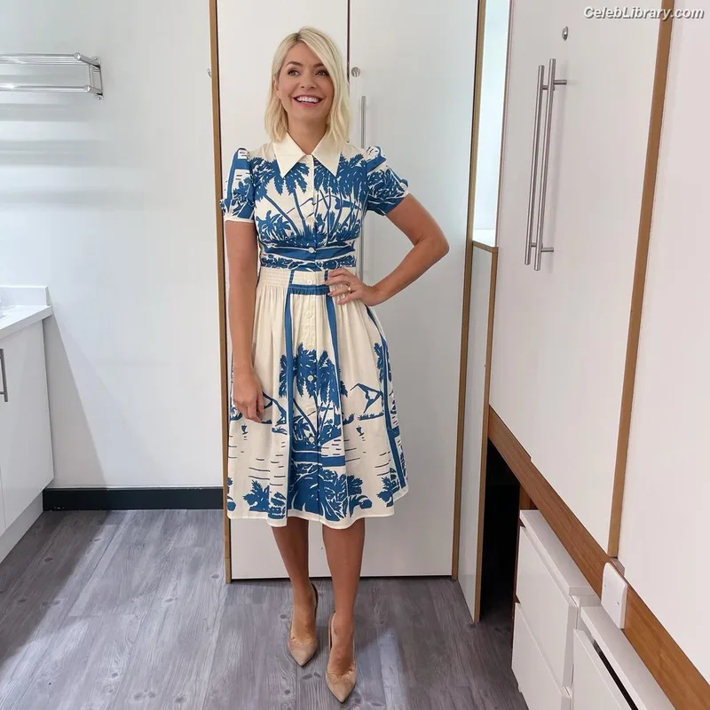 Holly Willoughby photo 3 of 931