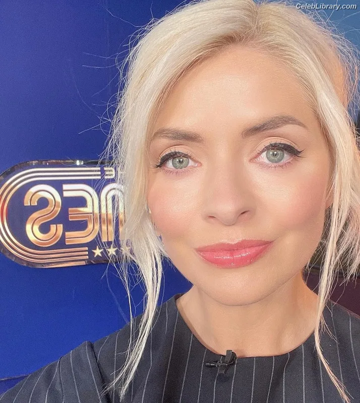 Holly Willoughby photo 6 of 931