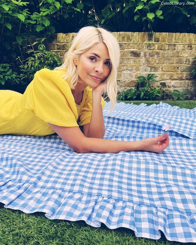 Holly Willoughby photo 8 of 931
