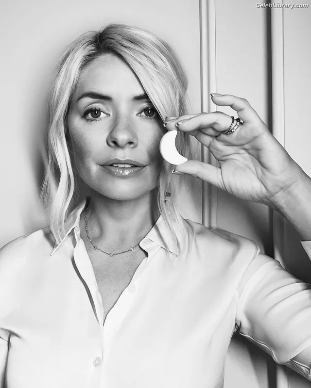 Holly Willoughby photo 9 of 931