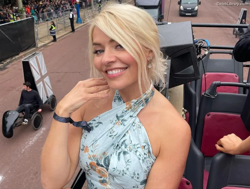 Holly Willoughby photo 10 of 931
