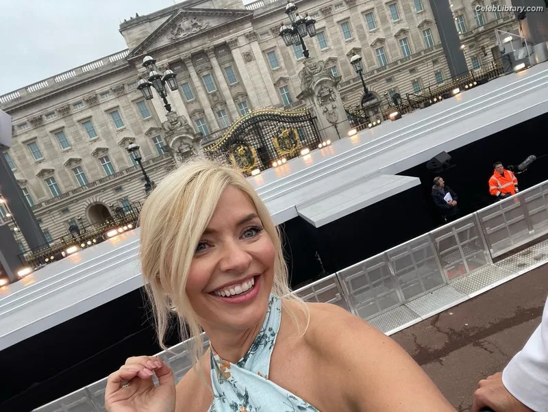 Holly Willoughby photo 11 of 931