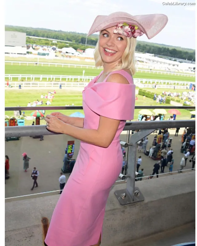 Holly Willoughby photo 15 of 931