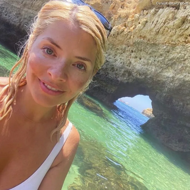 Holly Willoughby photo 16 of 931