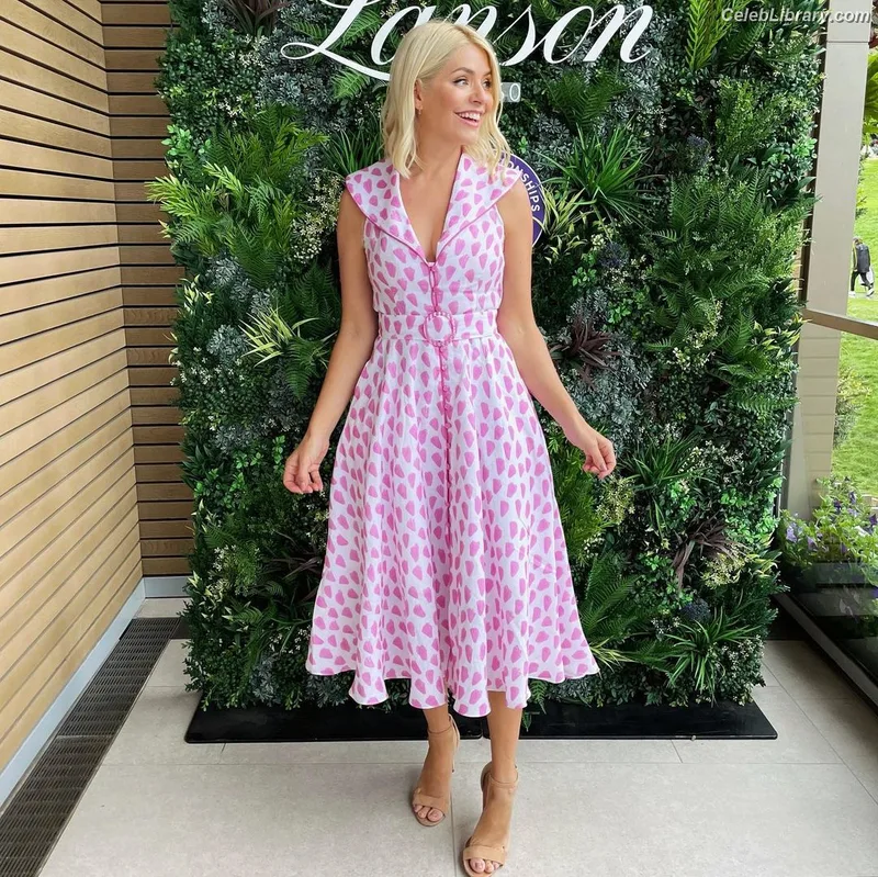 Holly Willoughby photo 17 of 931