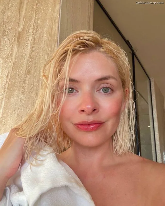 Holly Willoughby photo 18 of 931