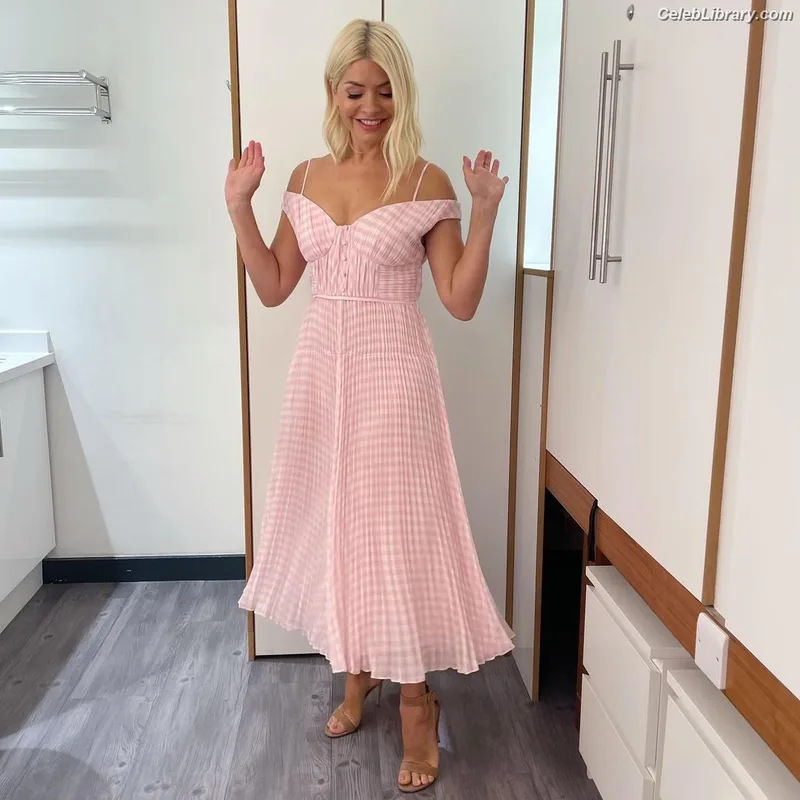Holly Willoughby photo 19 of 931