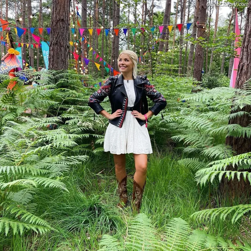 Holly Willoughby photo 20 of 931