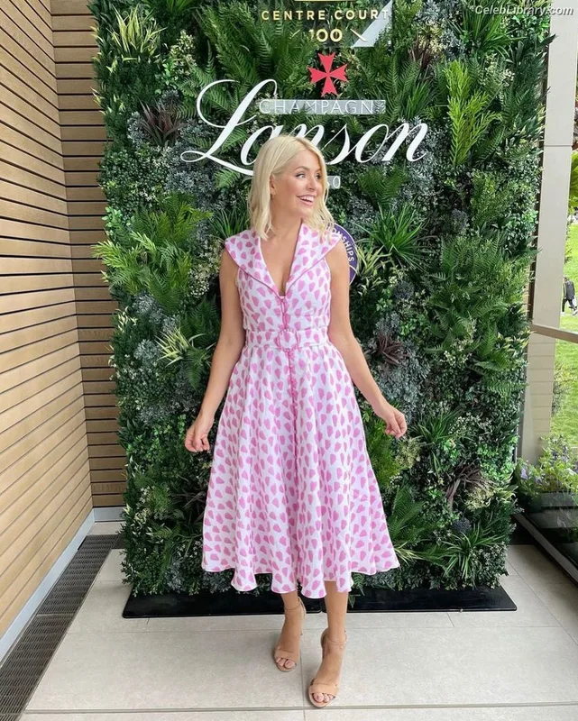 Holly Willoughby photo 22 of 931