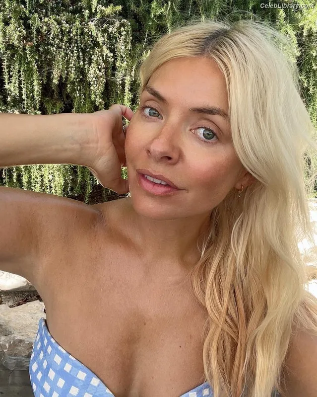 Holly Willoughby photo 23 of 931