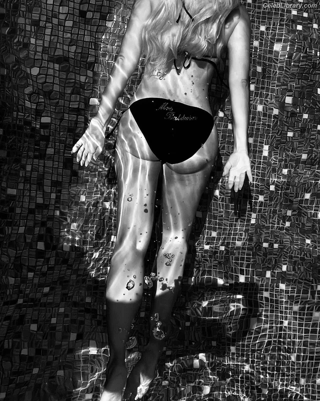 Holly Willoughby photo 24 of 931