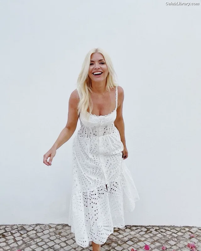 Holly Willoughby photo 2 of 931