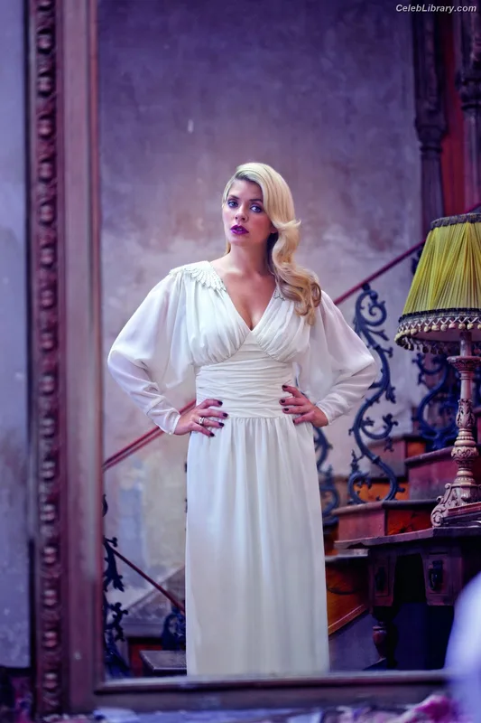 Holly Willoughby photo 5 of 931