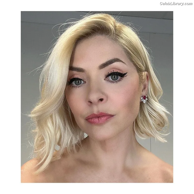 Holly Willoughby photo 6 of 931