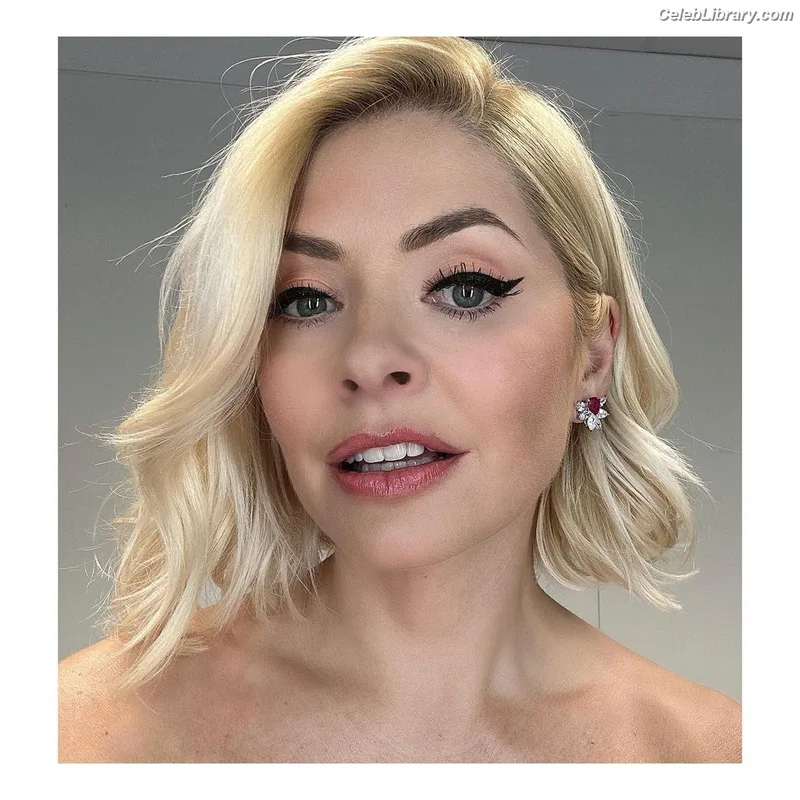 Holly Willoughby photo 7 of 931
