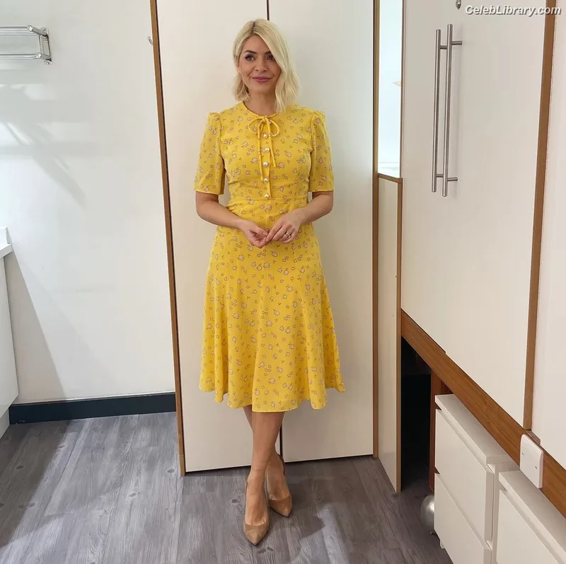 Holly Willoughby photo 22 of 931