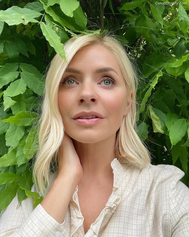 Holly Willoughby photo 6 of 931