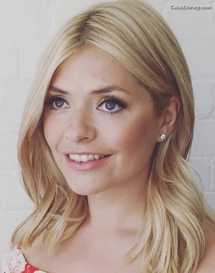 Holly Willoughby photo 10 of 931