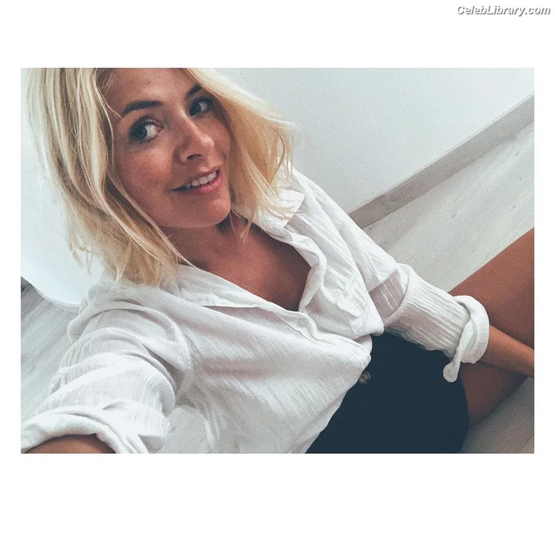 Holly Willoughby photo 12 of 931