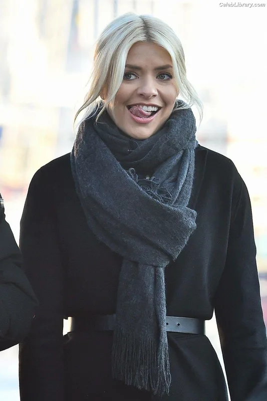 Holly Willoughby photo 13 of 931