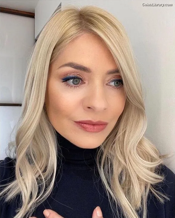 Holly Willoughby photo 21 of 931