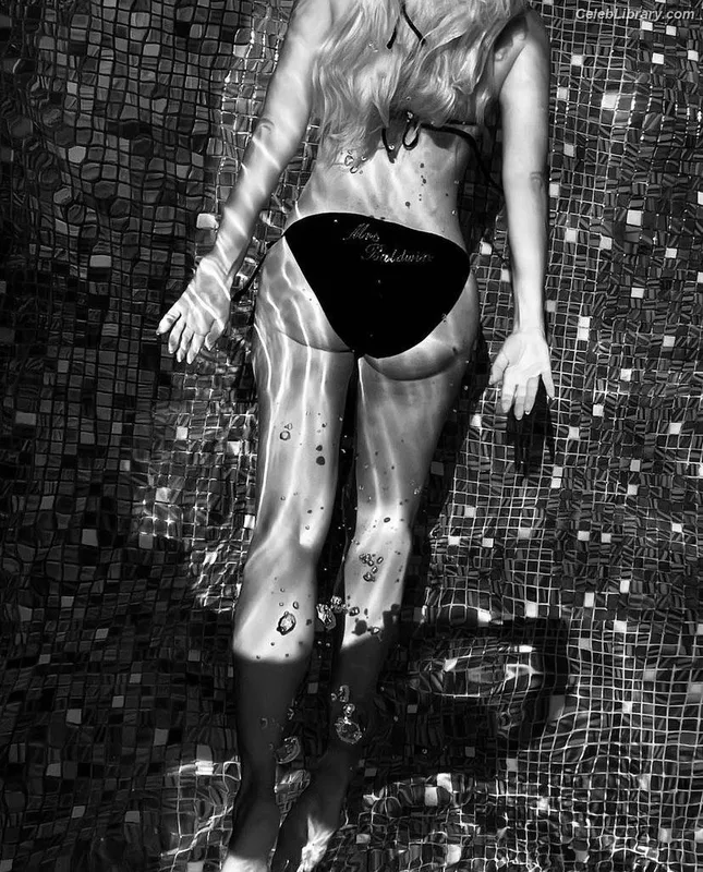 Holly Willoughby photo 24 of 931